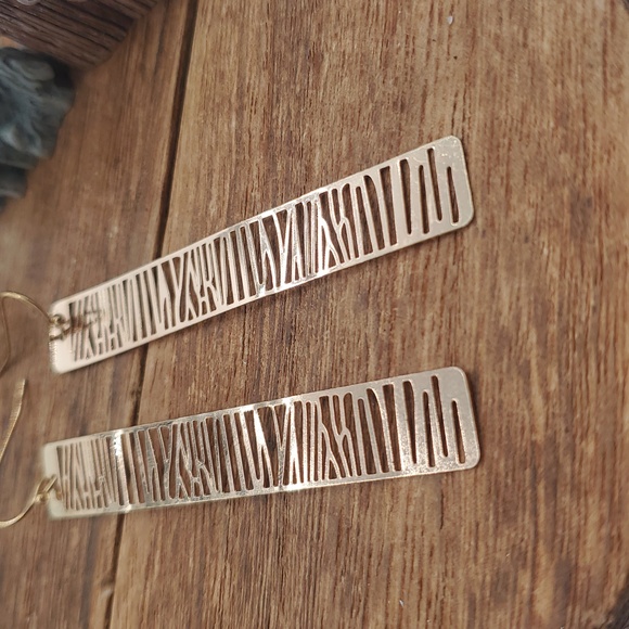 Elegant Gold Tone Lace Dangle Earrings E2152